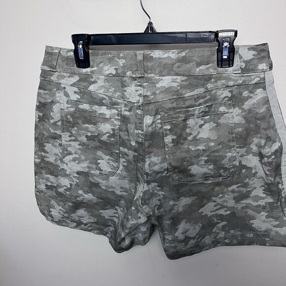 Spanx Shorts Womens Sz XL Green Gray Camo Elastic Waist Pull On Pockets Stretch - Picture 2 of 4